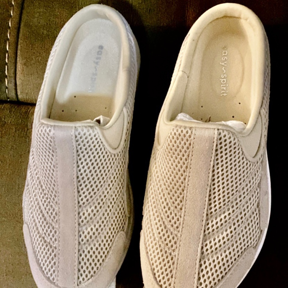 Easy Spirit Classic Clogs (sizes are 6.5 W and 8.5W)